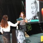 Josefina Pérez recibiendo el testimonio escrito de sobrevivientes del Holocausto